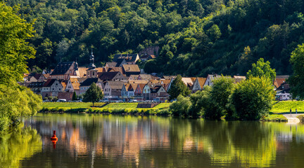 Obraz premium Freudenstadt am Main, Blick von einem Fahrgastschiff, Unterfranken, Bayern, Deutschland