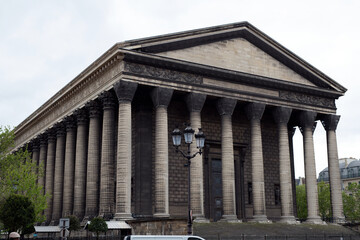 Fototapeta premium Vue frontale de la façade de l'église de la Madeleine à Paris en France