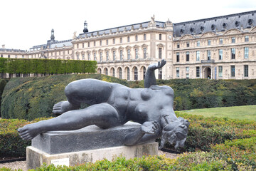 statue dans le jardin des Tuilerie à Paris en France