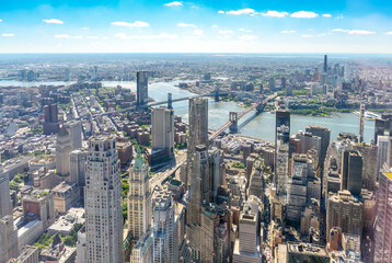 Obraz premium View over Manhattan and East River to Brooklyn from above