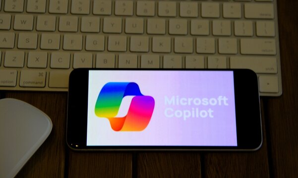 Microsoft Copilot - O Microsoft Copilot &eacute; um assistente virtual de intelig&ecirc;ncia artificial (IA) que ajuda os usu&aacute;rios a serem mais produtivos e a otimizarem tarefas do dia a dia.