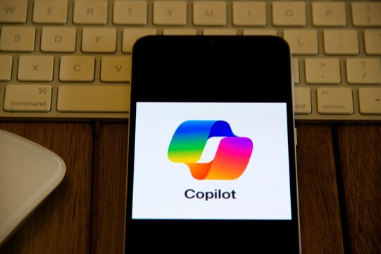 Microsoft Copilot - O Microsoft Copilot &eacute; um assistente virtual de intelig&ecirc;ncia artificial (IA) que ajuda os usu&aacute;rios a serem mais produtivos e a otimizarem tarefas do dia a dia.