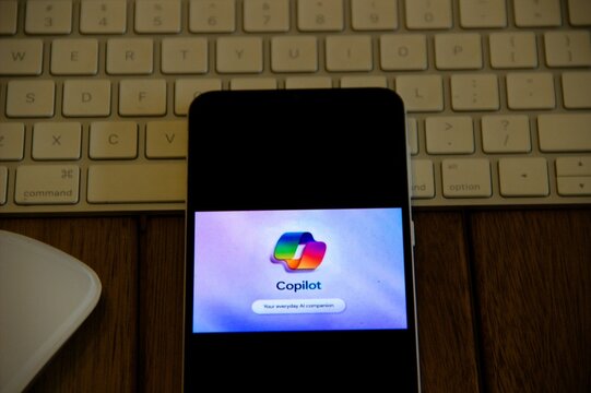 Microsoft Copilot - O Microsoft Copilot &eacute; um assistente virtual de intelig&ecirc;ncia artificial (IA) que ajuda os usu&aacute;rios a serem mais produtivos e a otimizarem tarefas do dia a dia.