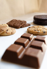 Paquete con golosinas pedido a domicilio. Galletas con chips de chocolate, alfajor y barra de chocolate.  