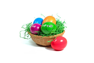 Bunte Ostereier im Korb vor weißem Hintergrund