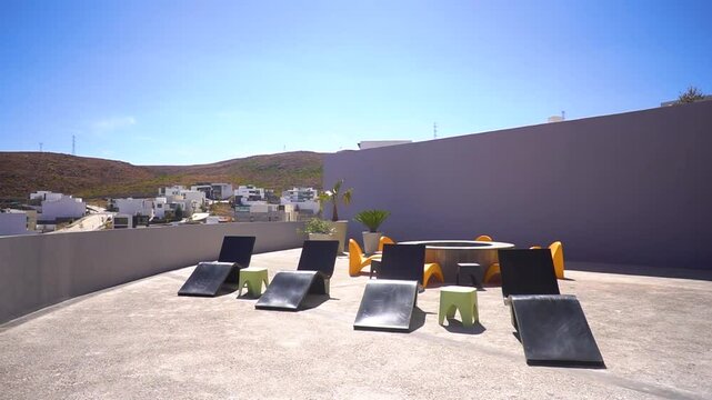Terraza elegante moderna en un d&iacute;a soleado 