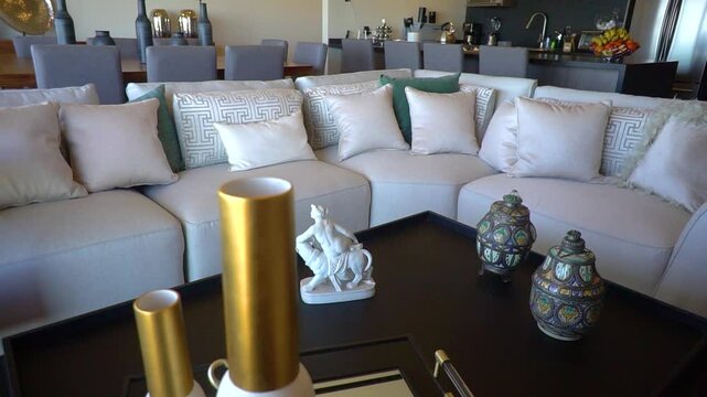 Interior de departamento moderno: sala de estar principal 