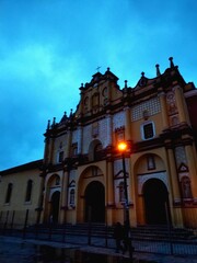 San cristobal de las casas chiapas por la noche, tomas nocturnas del centro, iglesia principal y calles de san cristobal de las casas en chiapas mexico