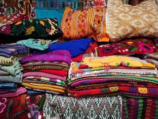 textiles y telas indigenas de chiapas mexico, colores vivos tejido a mano, telar y bordados de comunidades indigenas en chiapas mexico, tsetsal, tsotsil,