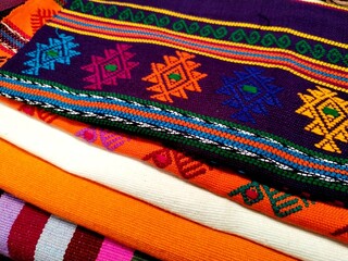 textiles y telas indigenas de chiapas mexico, colores vivos tejido a mano, telar y bordados de comunidades indigenas en chiapas mexico, tsetsal, tsotsil,
