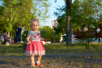 Naklejka premium Charm girl child traveler exploring the surroundings discovering the world 