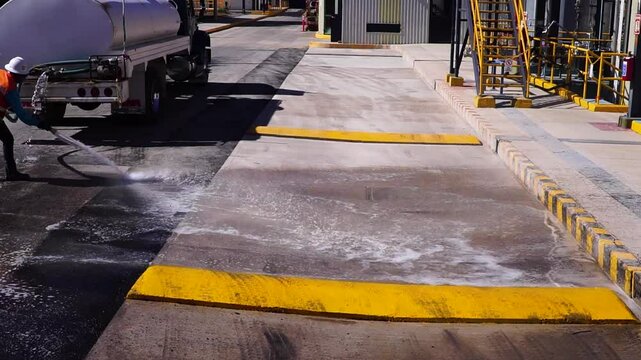 Bajada de agua en una explanada de una planta industrial 