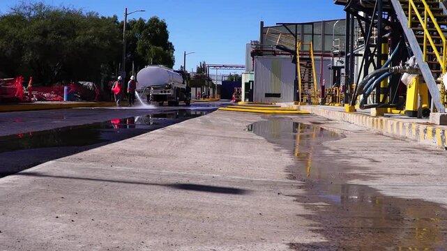 Bajada de agua en una explanada de una planta industrial 