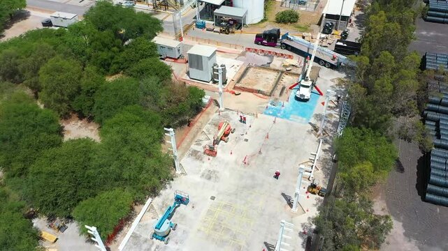 Vista a&eacute;rea de construcci&oacute;n industrial en progreso