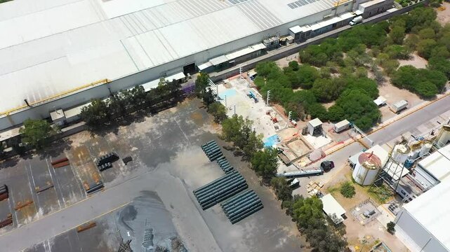 Vista a&eacute;rea de planta industrial y almacenamiento de materiales