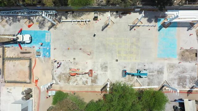 Vista a&eacute;rea de construcci&oacute;n industrial en progreso