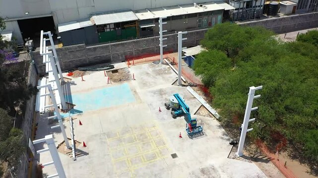 Vista a&eacute;rea de construcci&oacute;n industrial en progreso