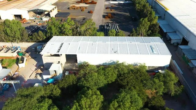 Vista a&eacute;rea de planta industrial y almacenamiento de materiales en un parque industrial 