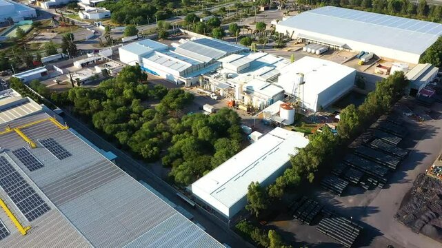 Vista a&eacute;rea de planta industrial y almacenamiento de materiales en un parque industrial 