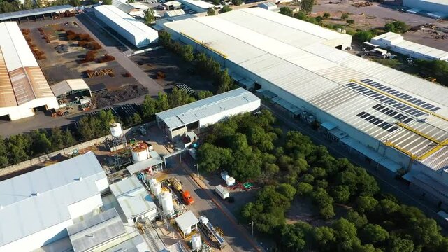 Vista a&eacute;rea de planta industrial y almacenamiento de materiales en un parque industrial 