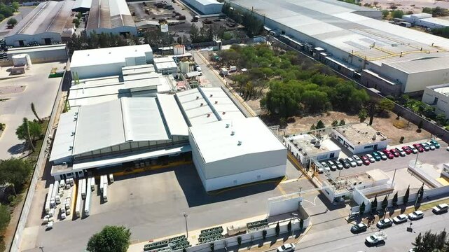 Vista a&eacute;rea de una fabrica en un parque industrial 