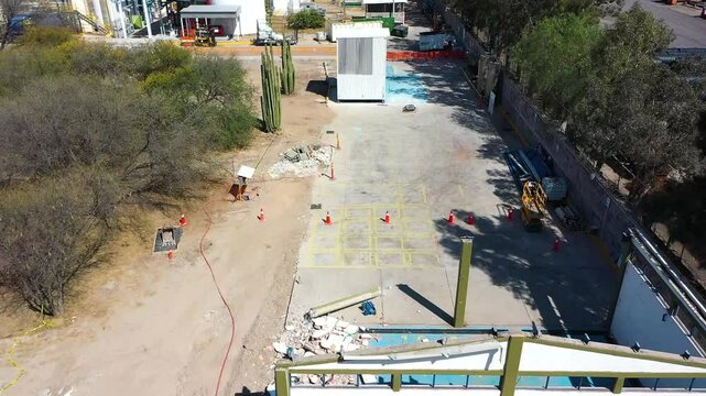 Vista a&eacute;rea de construcci&oacute;n industrial en progreso