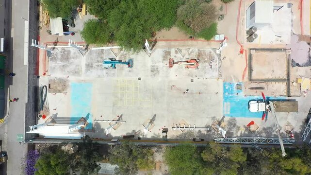 Vista a&eacute;rea de construcci&oacute;n industrial en progreso