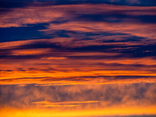 Rötlich gefärbter Wolkenhimmel nach Sonnenuntergang