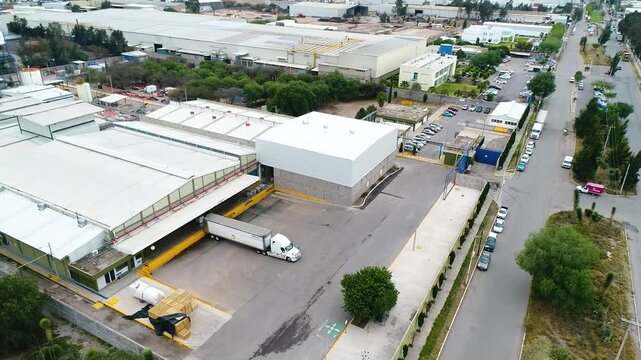 Vista a&eacute;rea de una fabrica en un parque industrial 