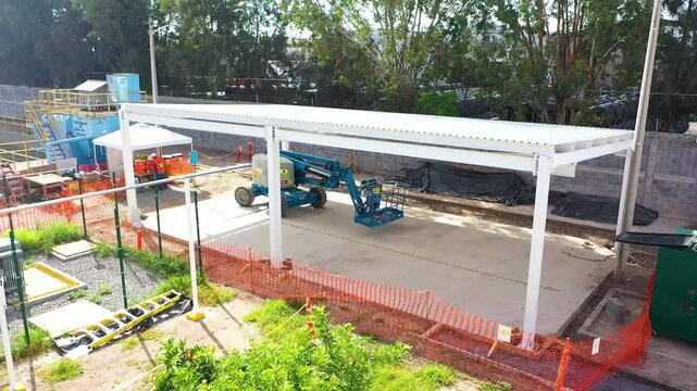 maquinaria pesada en &aacute;rea de construcci&oacute;n