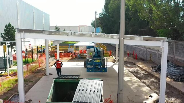 Trabajadores en sitio de construcci&oacute;n industrial
