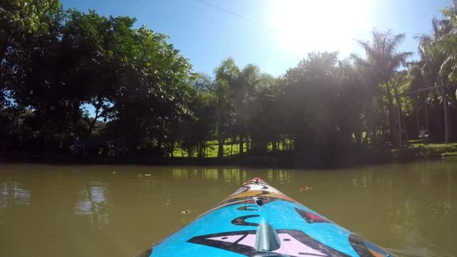 passeio de caique no lago 