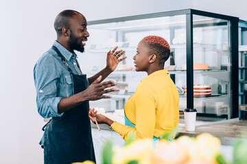 Obraz premium Black baristas talking in cafe