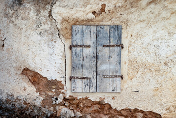 Old house with stones wall cracking