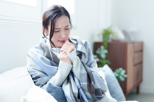手元を温める末端冷え性の女性