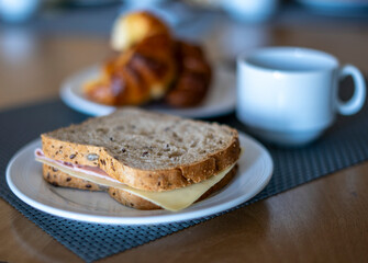 Desayuno argentino con sandwich y medialunas