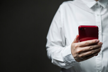 黒背景　スマホを持つ女性