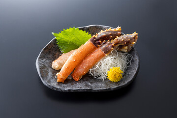 食欲をそそる生タラバガニの足の刺身