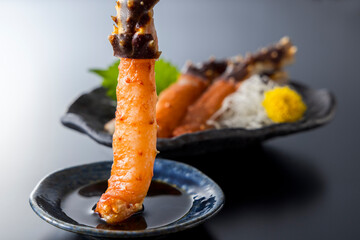 食欲をそそる生タラバガニの足の刺身