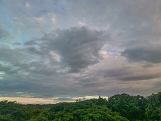 cielo azul alumbrado por la luz del sol del atardecer