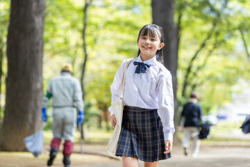 Obraz premium 制服を着て歩く学生 Students walking in uniform