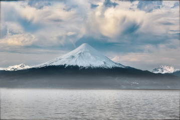 Puerto Varas, Los Lagos, Chile  may 03, 2023: Photo of snowy Osorno volcano by the lake Llanquihue seen from the town of Puerto Varas on an autumn day, Chilean Patagonia © Hernan