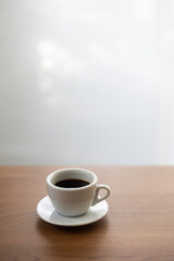 木製のテーブルの上に置かれたコーヒー