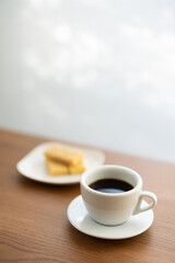木製のテーブルの上に置かれたコーヒー