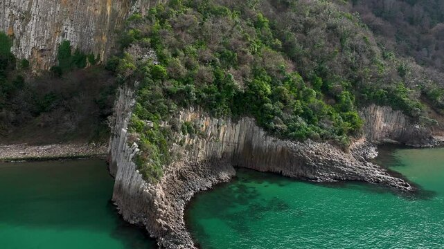 Lava columns formed 80 million years ago as a result of the cooling and crystallization of lava flowing from volcanoes on the G&uuml;zelcehisar coast of Bartın.