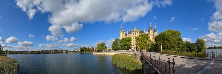 Naklejka premium Panorama Schweriner See an einem sonnigen Tag