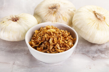 Dried roasted onion flakes for culinary