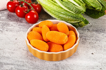 Small baby mini organic carrot