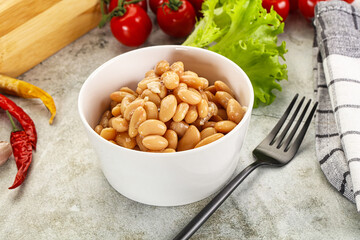 White canned beans in the bowl