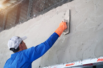 Plastering of plaster workers on the walls